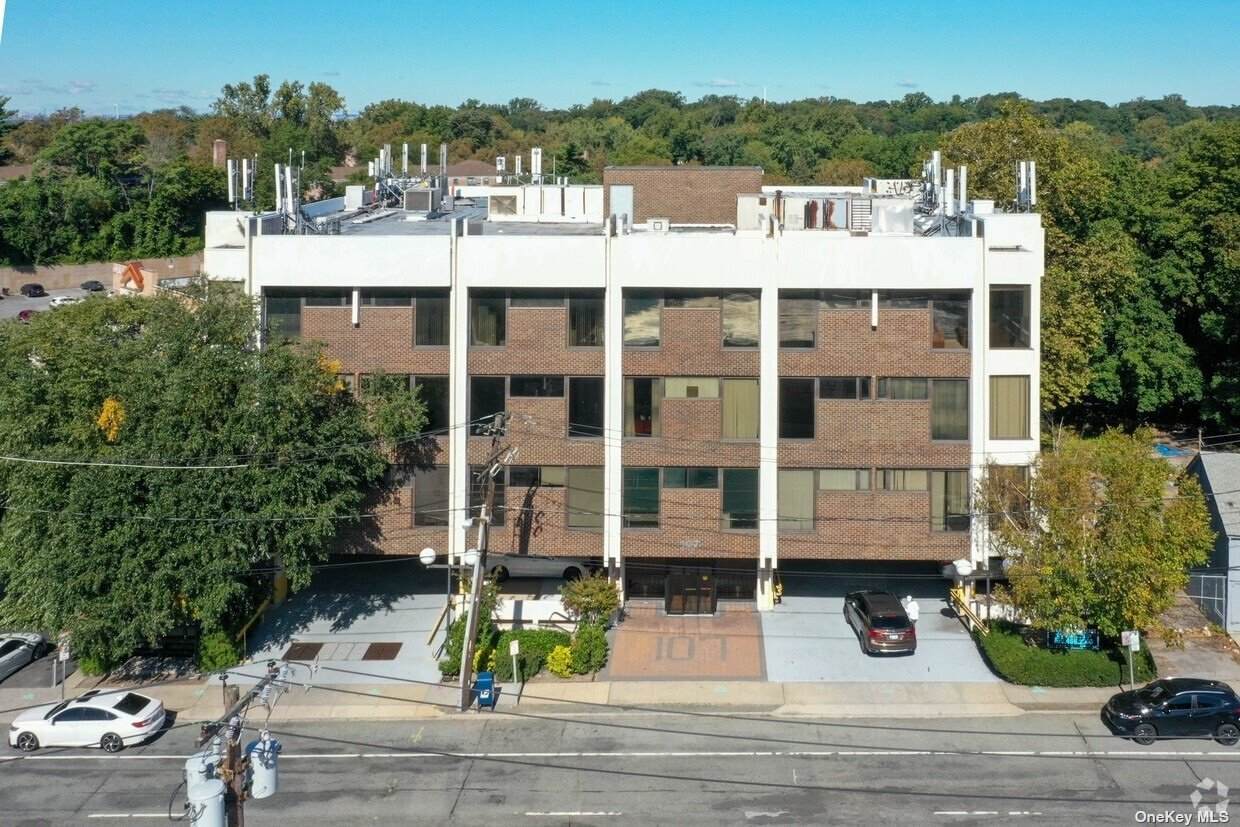 107 Northern Boulevard - Photo 1