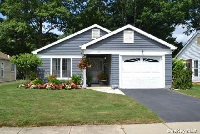 207 Kingston Drive - Photo 1