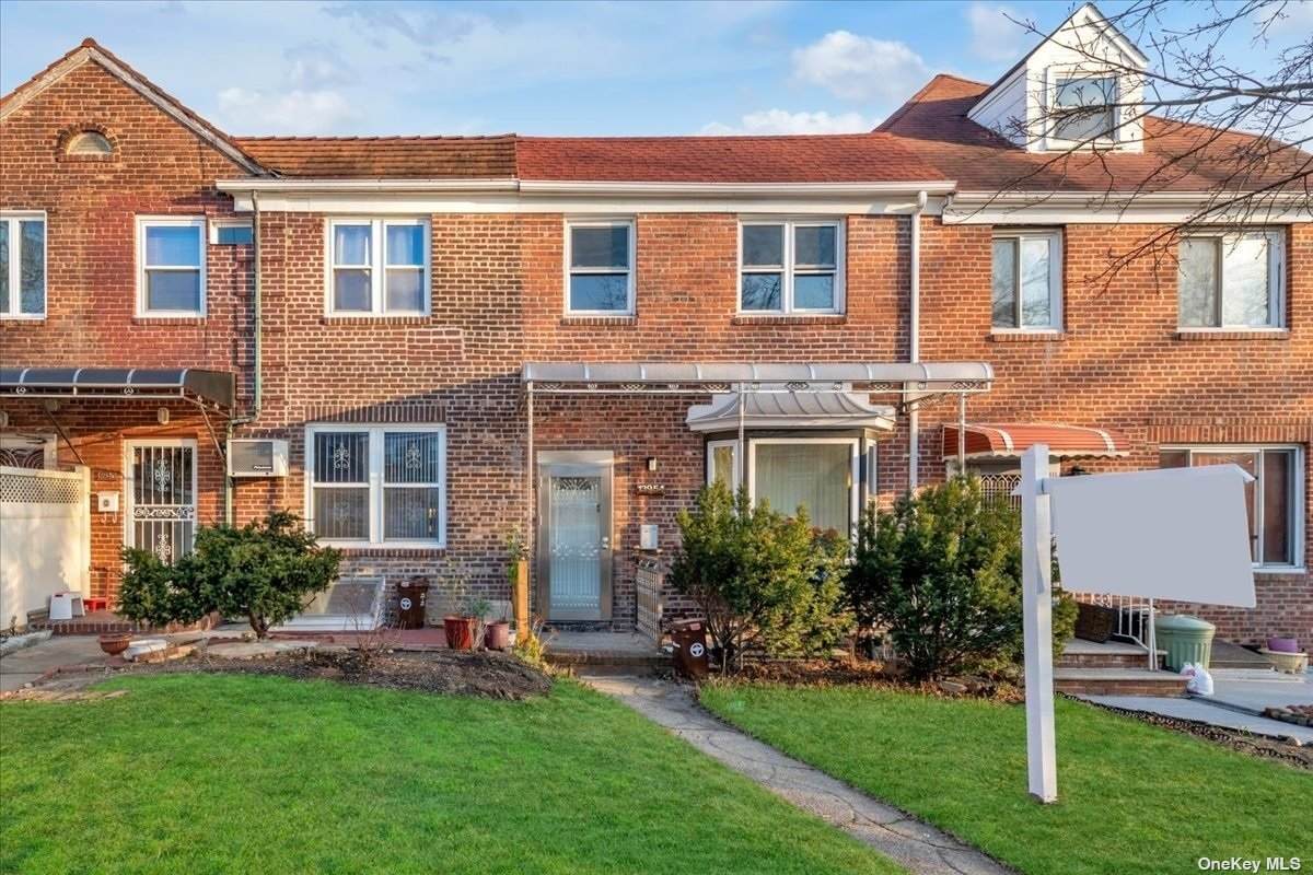 139-54 Pershing Crescent - Photo 1