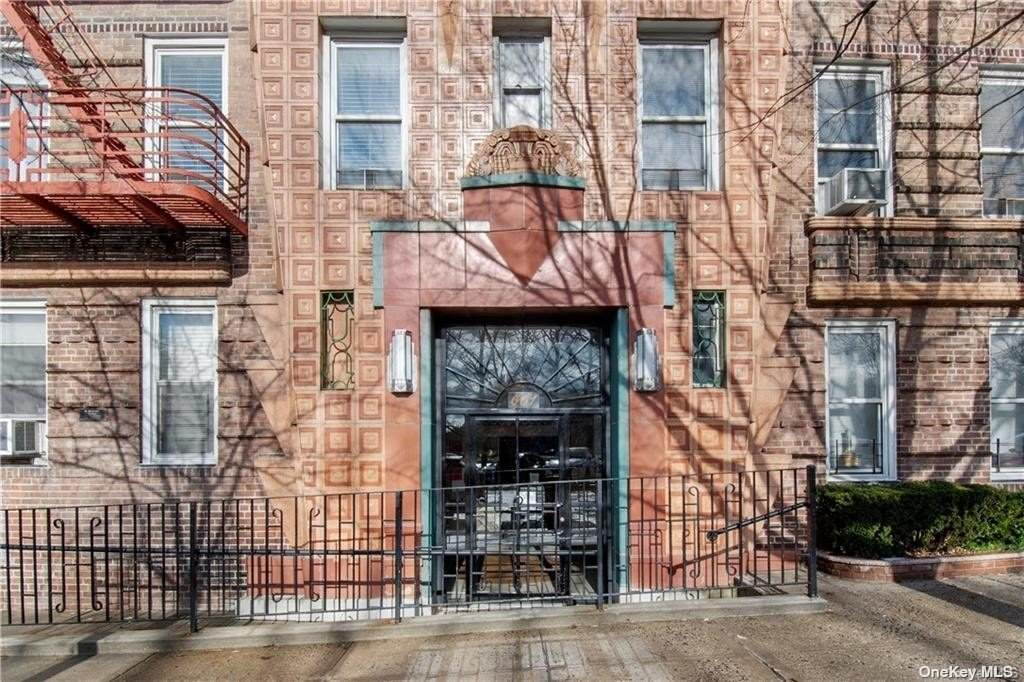 601 Pelham Parkway - Photo 1