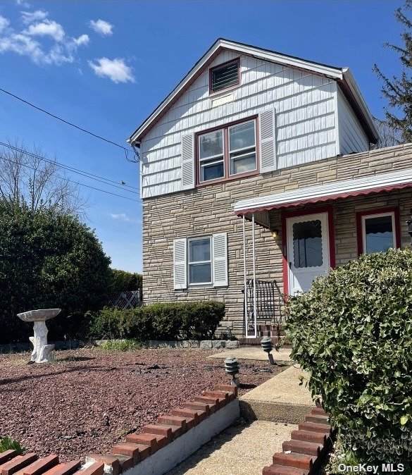 132 Shaw Ave - Photo 1