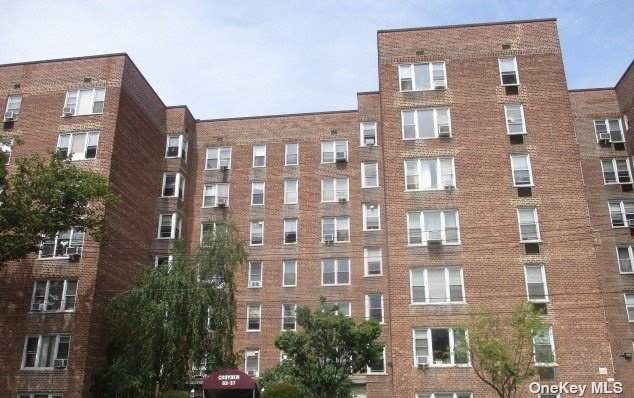 83-37 St James - Photo 1