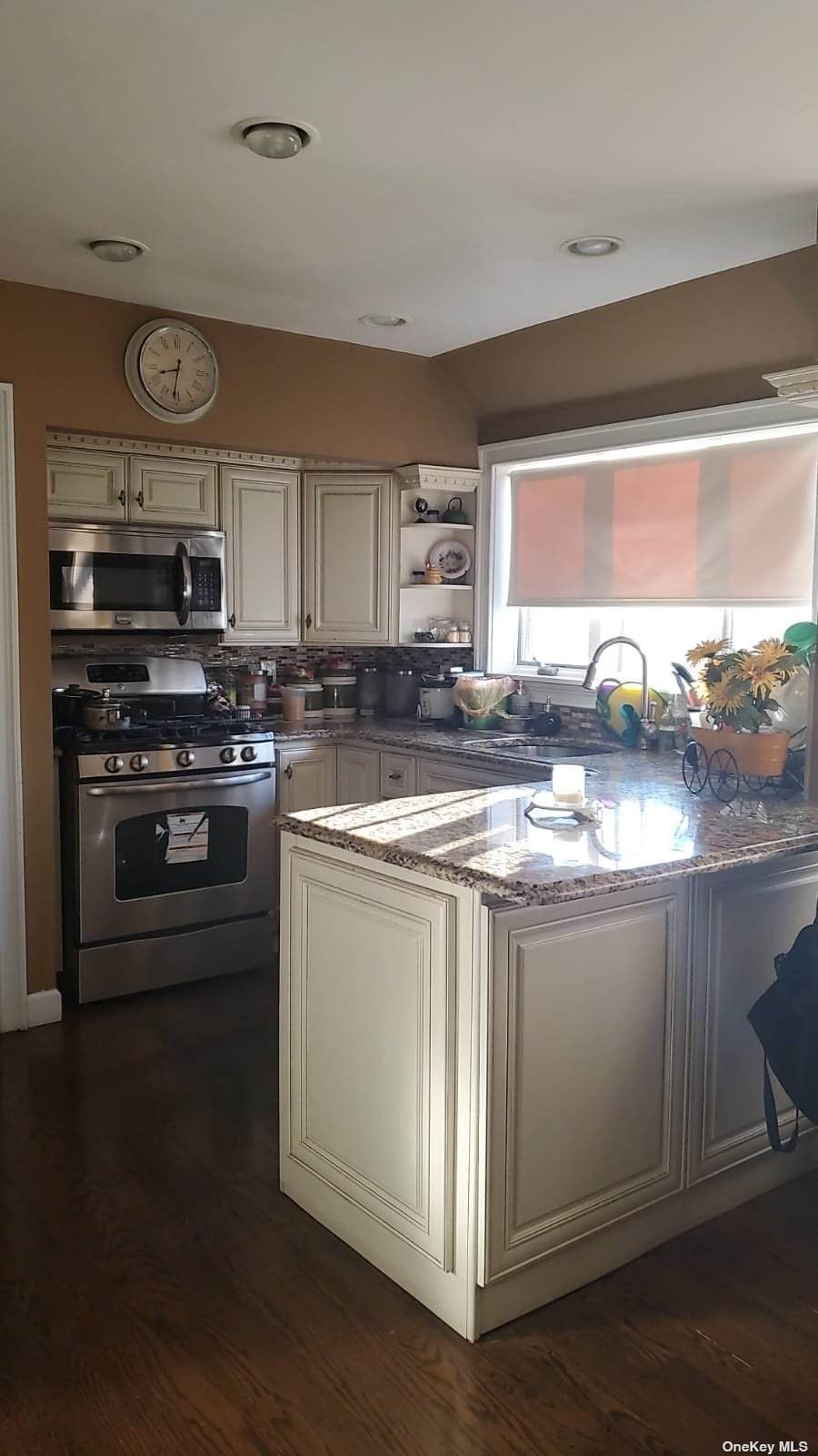 33 Violet Avenue - Photo 1