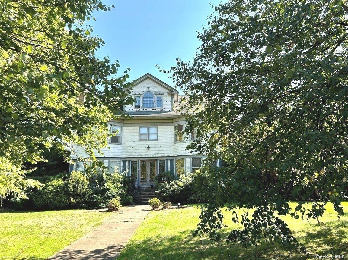 135 Nassau Boulevard - Photo 1
