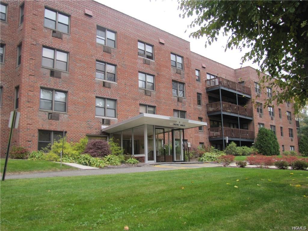 5 Oakdale Manor - Photo 1