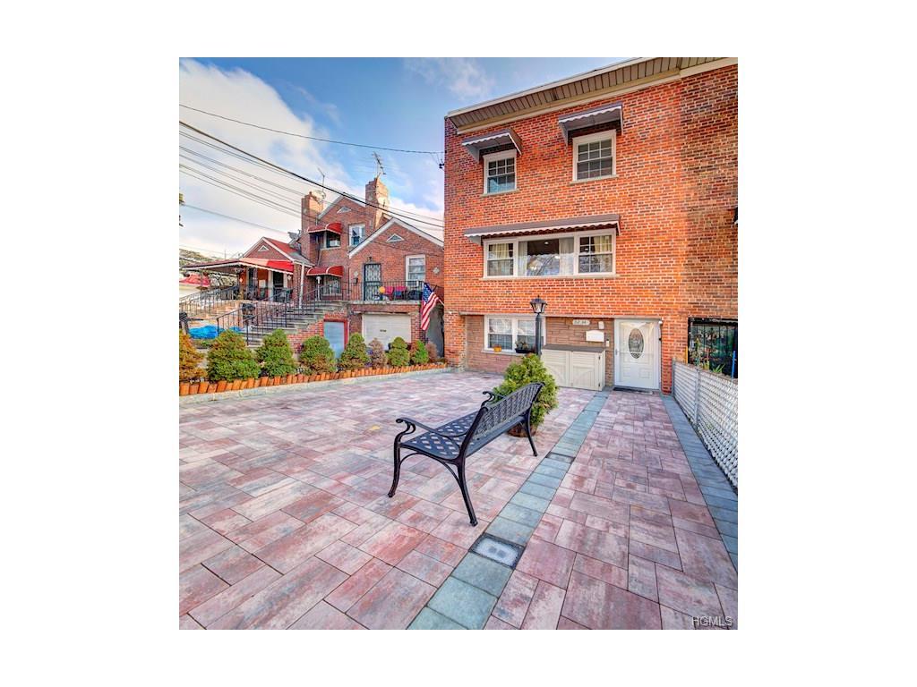 3234 Tenbroeck Avenue - Photo 1