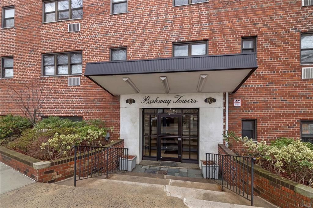 1910 Pelham Parkway - Photo 1