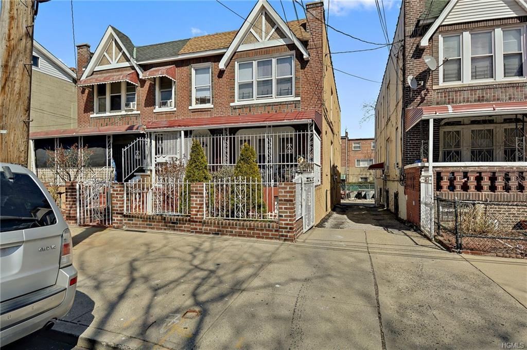 648 Saint Lawrence Avenue - Photo 1