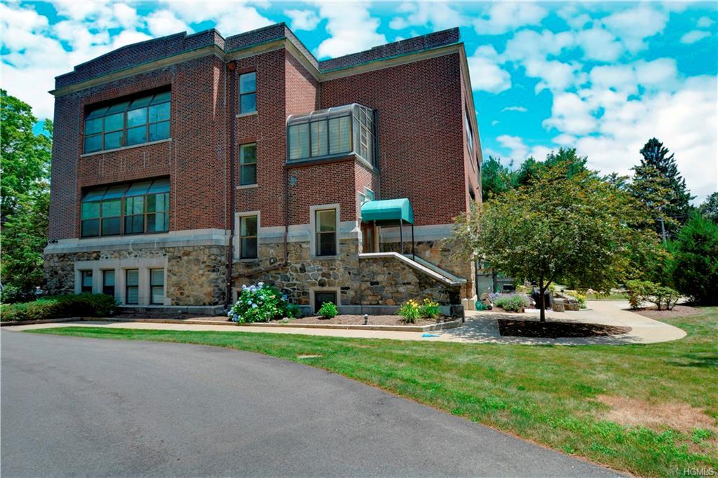 33 Roselle Avenue - Photo 1