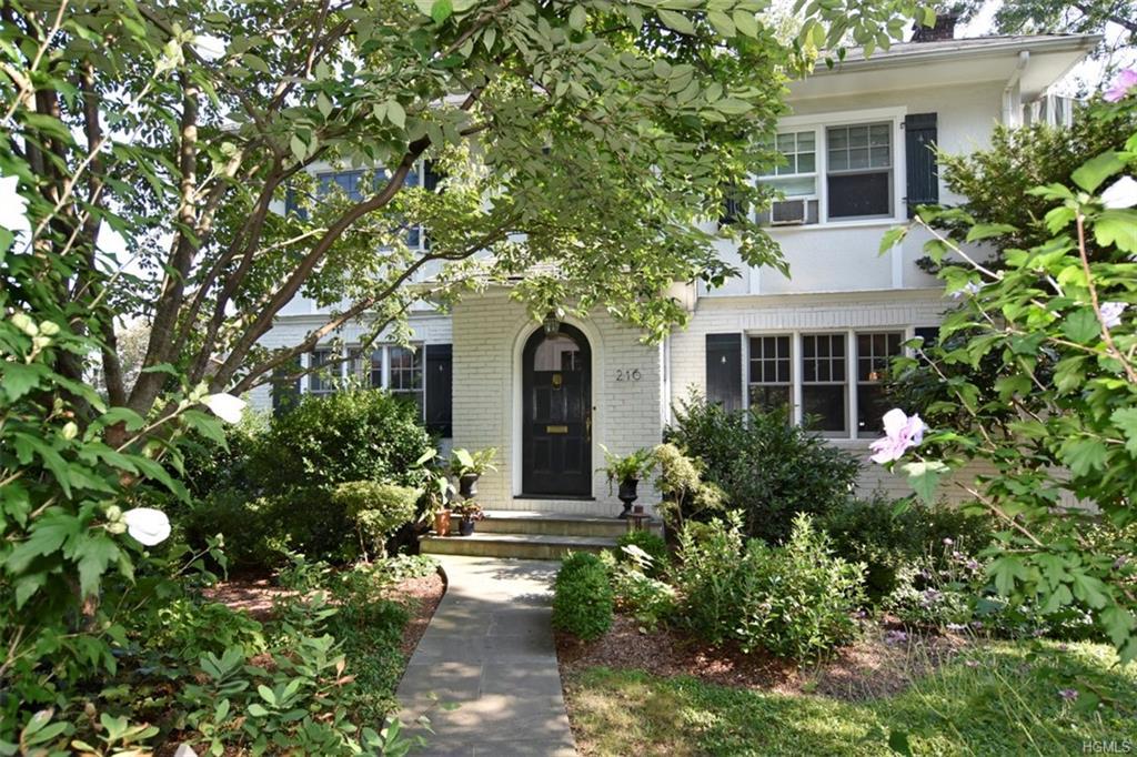 216 Townsend Avenue - Photo 1