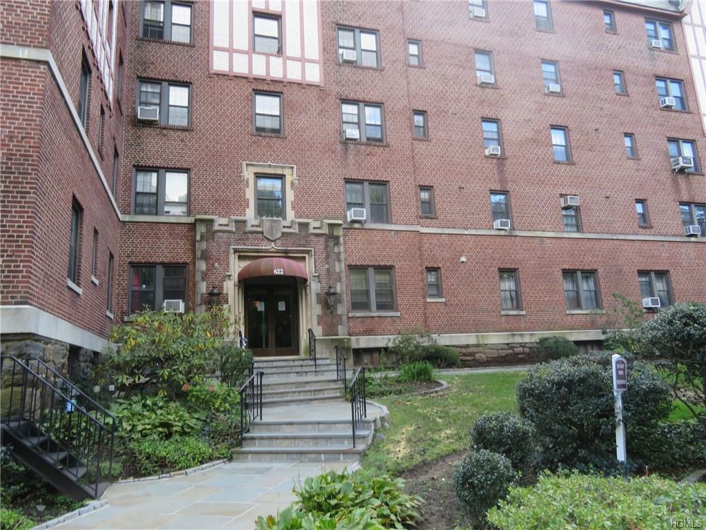 622 Pelhamdale Avenue - Photo 1