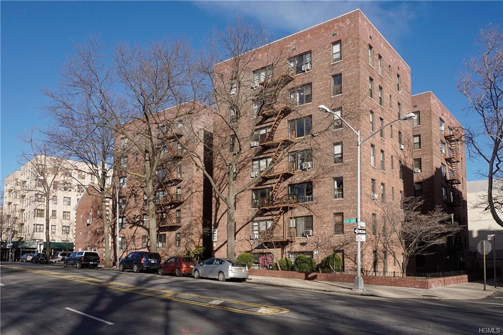 2244 Bronx Park East - Photo 1