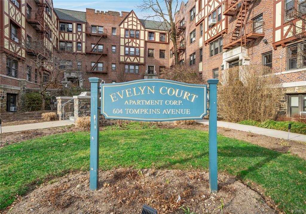 604 Tompkins Avenue - Photo 1