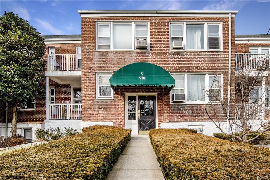 920 Pelhamdale Avenue - Photo 1
