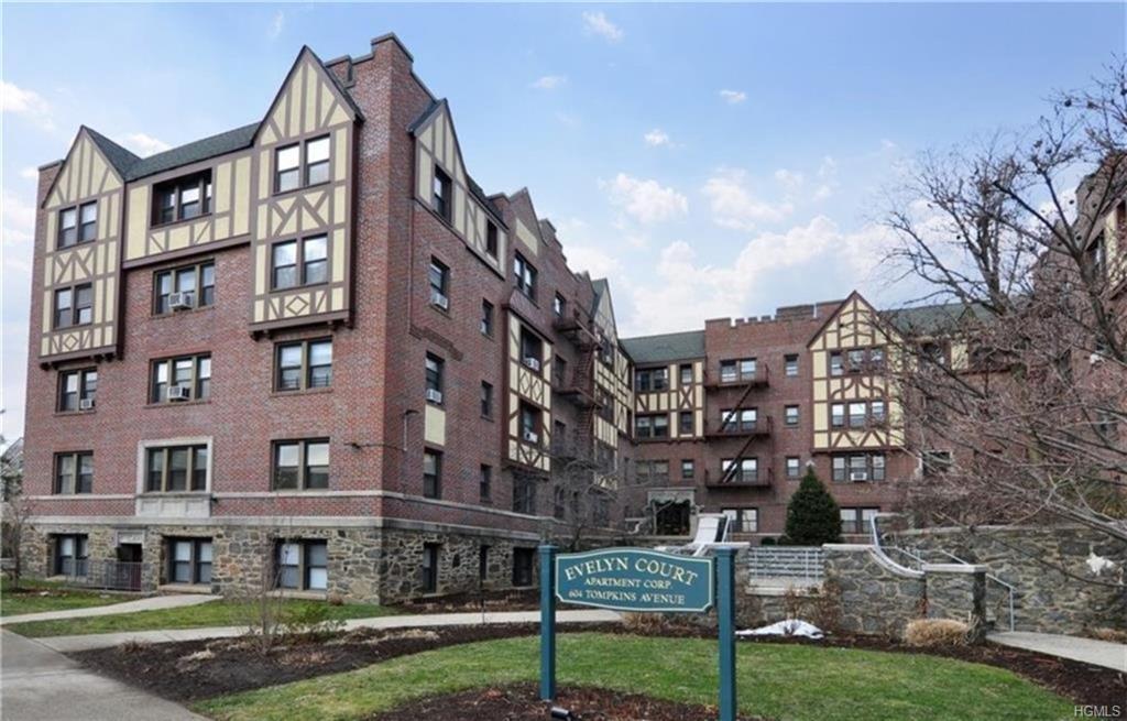 604 Tompkins Avenue - Photo 1