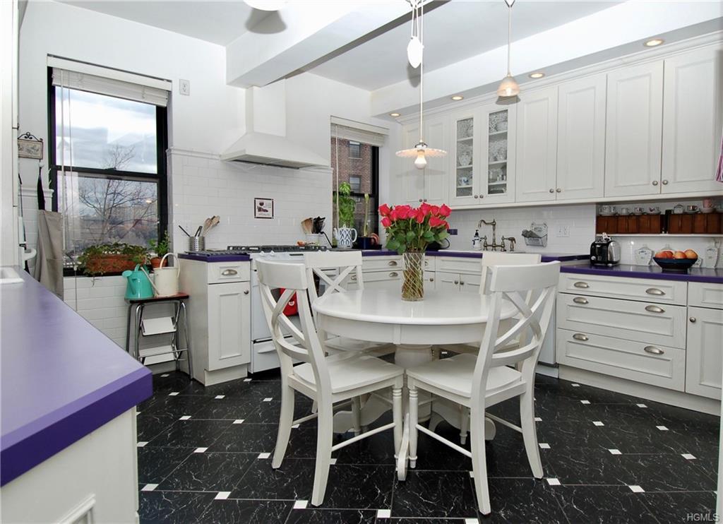 77 Park Terrace East - Photo 1