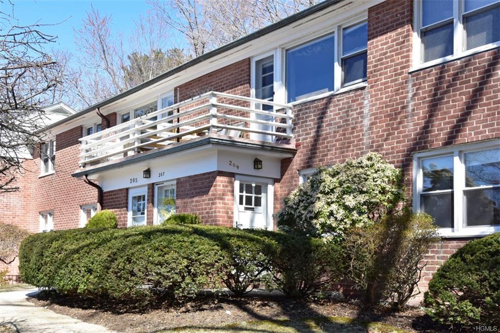209 Buckhout Street - Photo 1