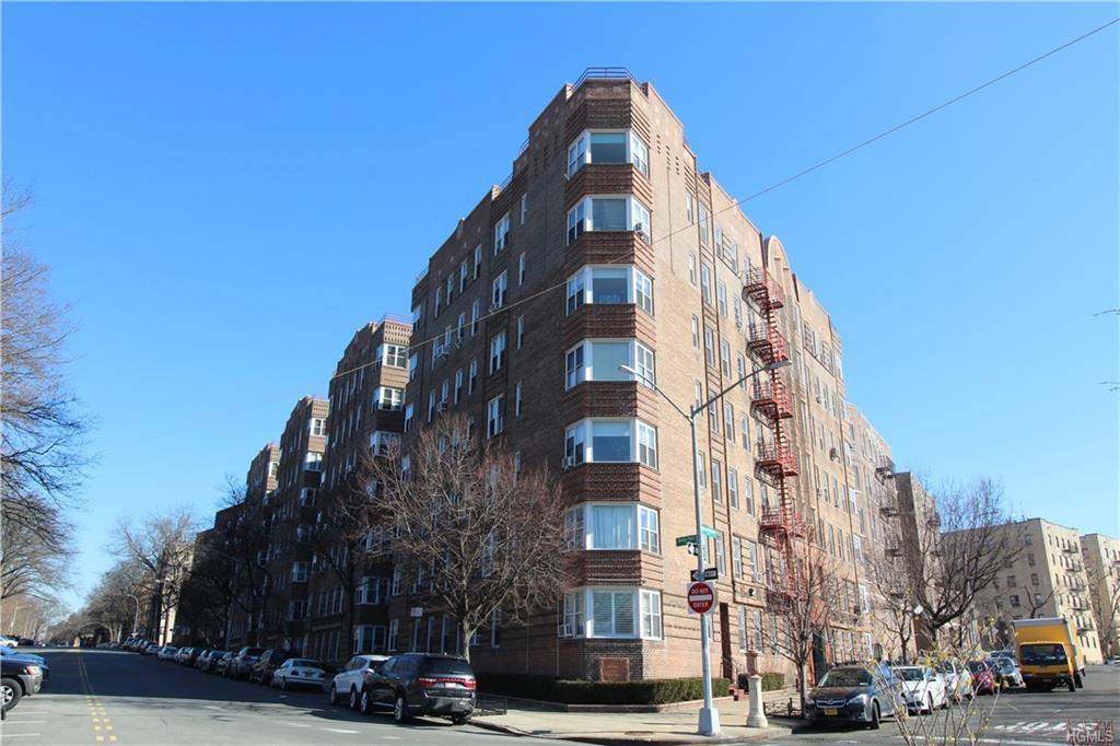 601 Pelham Parkway - Photo 1