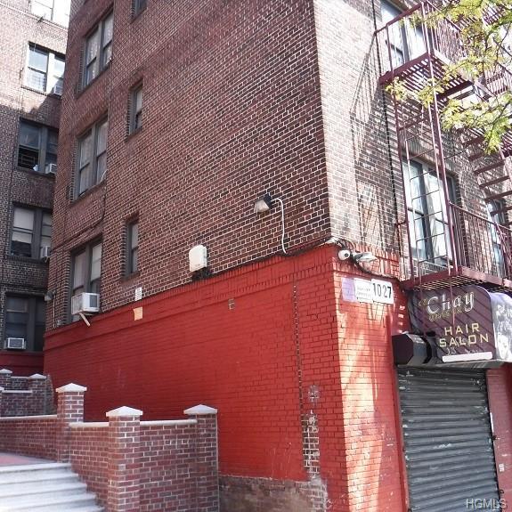 1027 Leggett Avenue - Photo 1