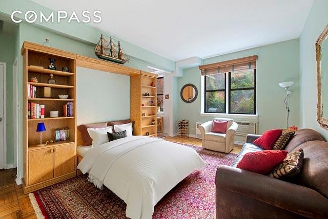 350 Bleecker Street - Photo 1