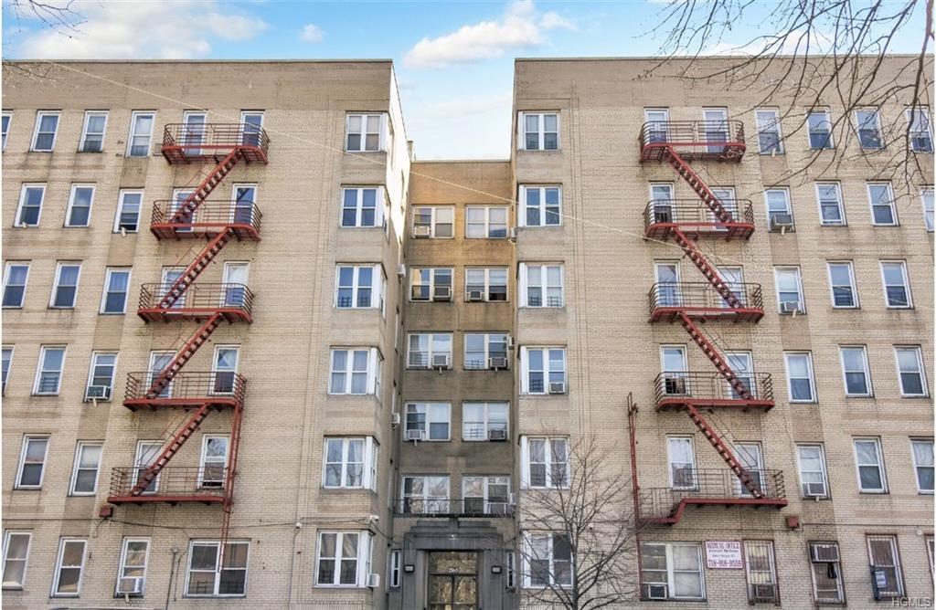 2160 Bronx Park East - Photo 1