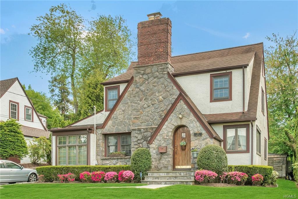 28 Tudor Lane - Photo 1