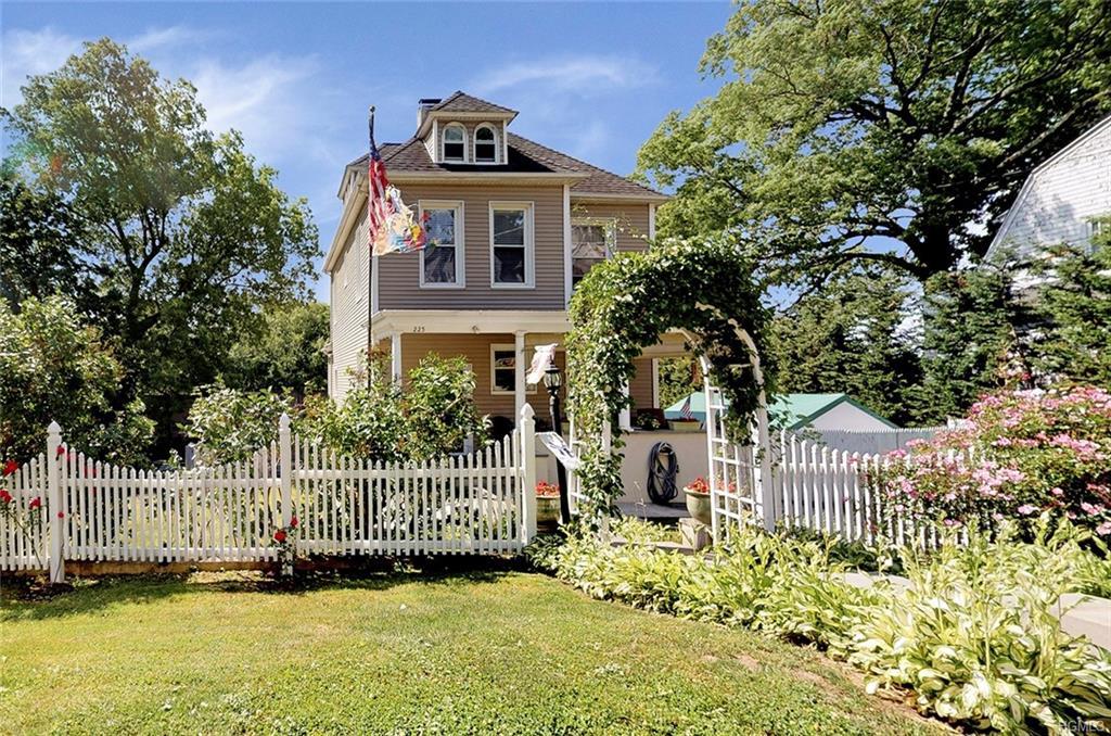 225 Lawrence Avenue - Photo 1