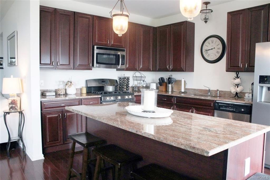 909 Hawthorn Way - Photo 1