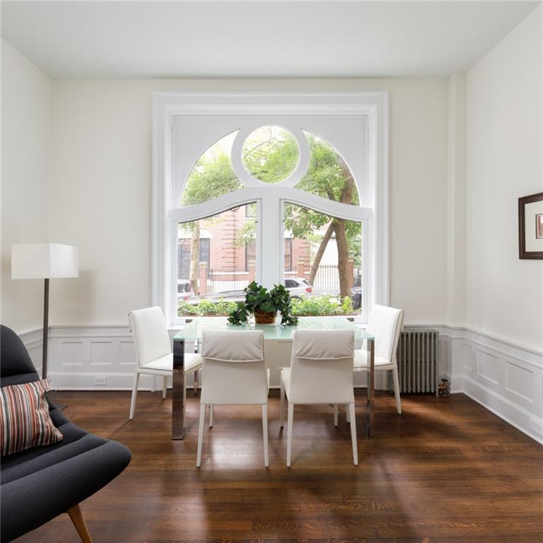 10 Montgomery - Photo 1