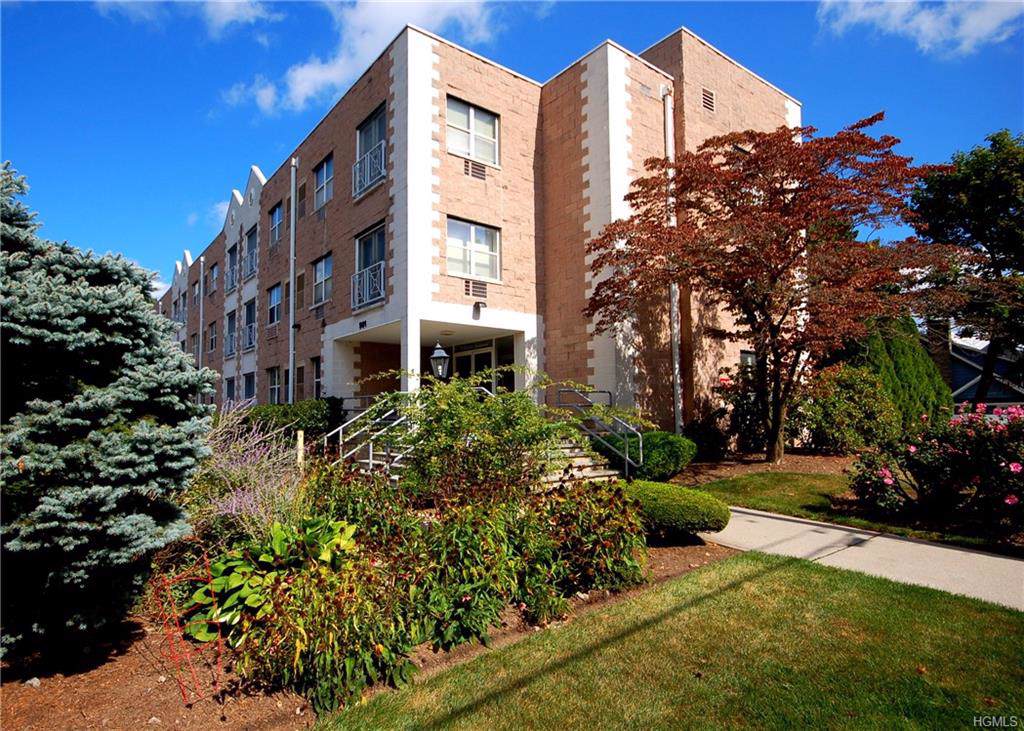 501 Barry Avenue - Photo 1