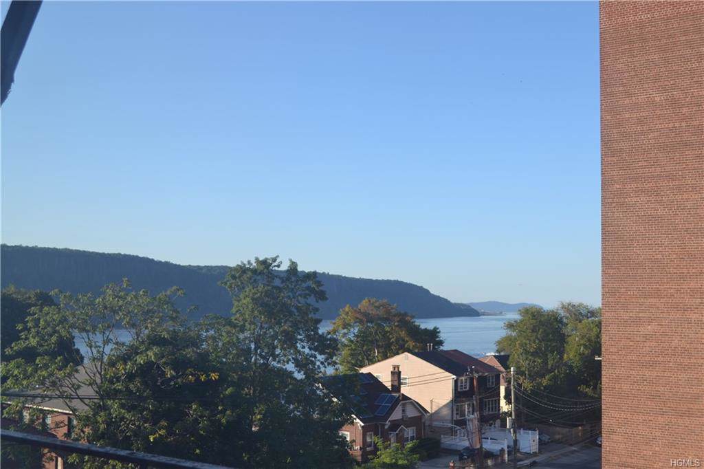632 Warburton Avenue - Photo 1