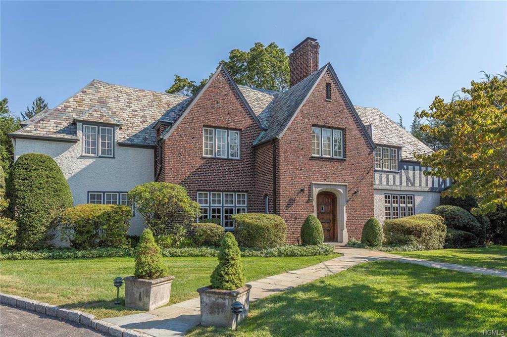 10 White Plains Road - Photo 1
