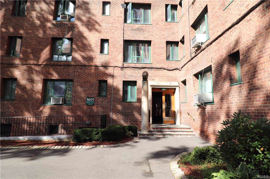 1601 Metropolitan Avenue - Photo 1