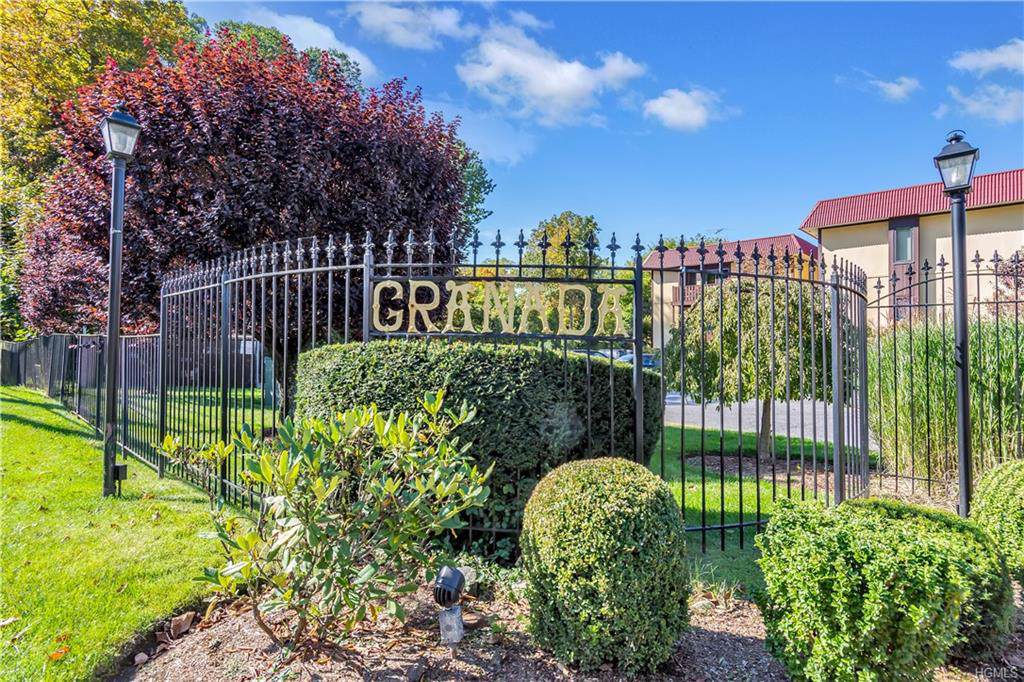 12 Granada Crescent - Photo 1