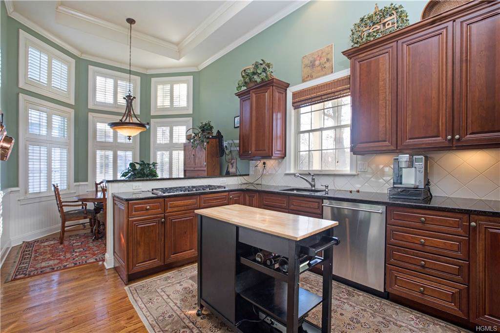 8 Bethpage Court - Photo 1