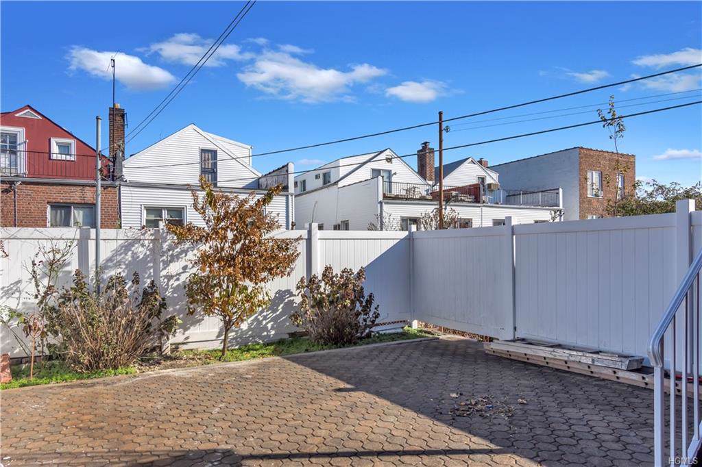 1976 Matthews Avenue - Photo 1