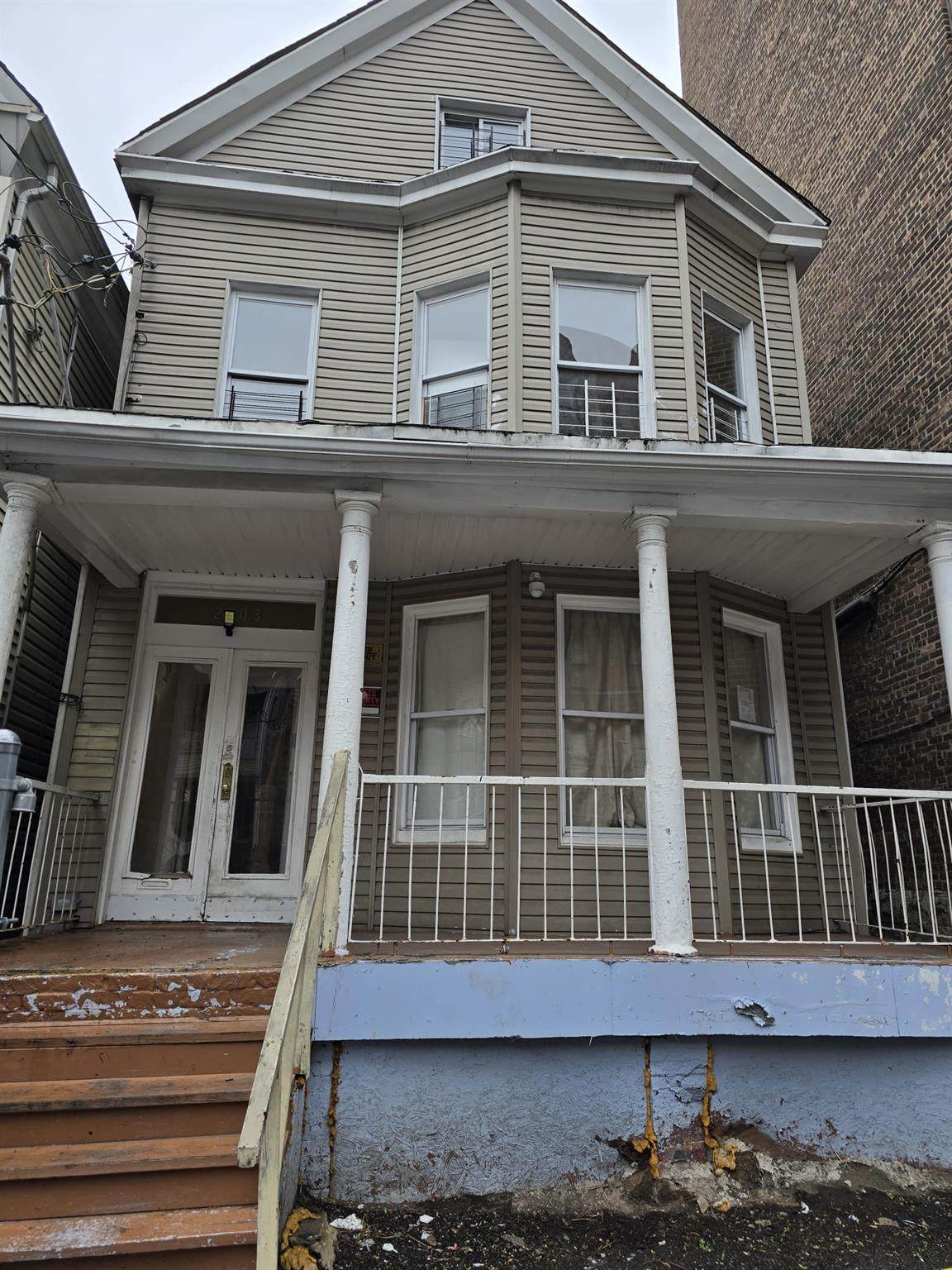2703 Bainbridge Avenue - Photo 1