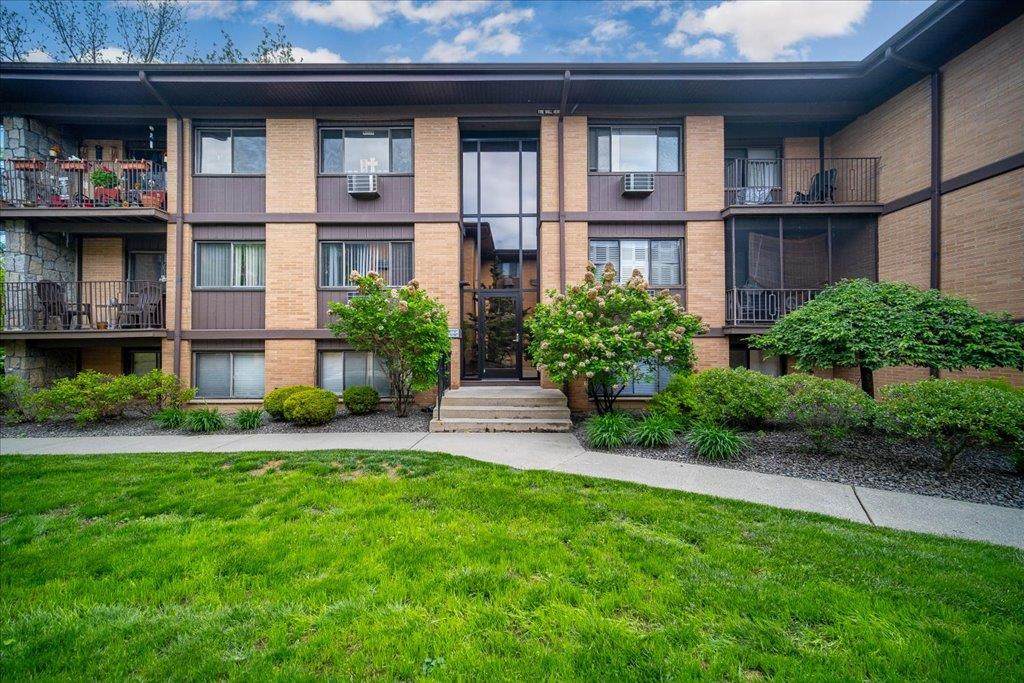 10 Oakwood Terrace - Photo 1