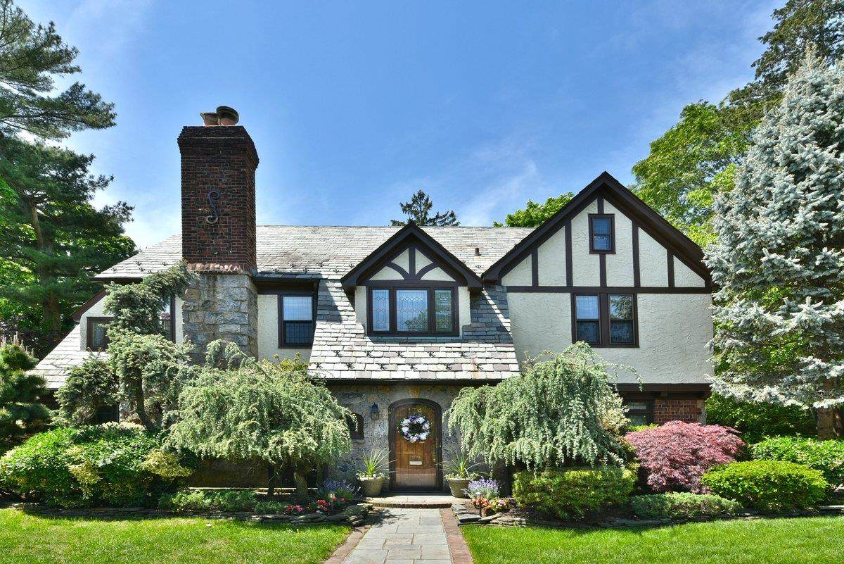 174 Nassau Boulevard - Photo 1