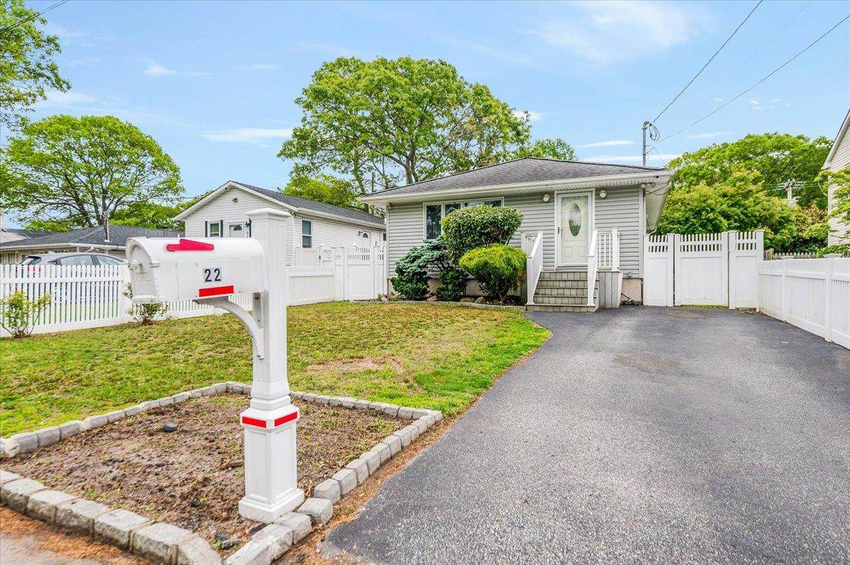 22 Mastic Boulevard - Photo 1