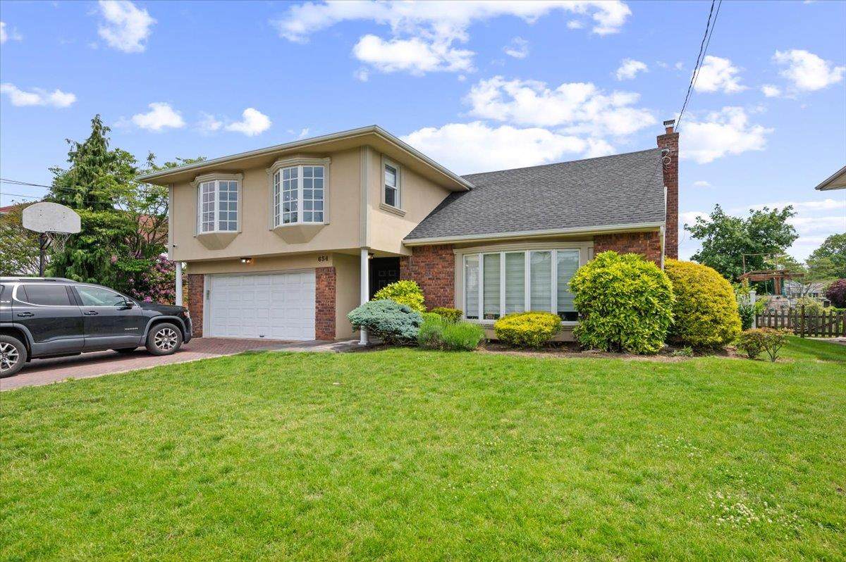 654 Derby Avenue - Photo 1
