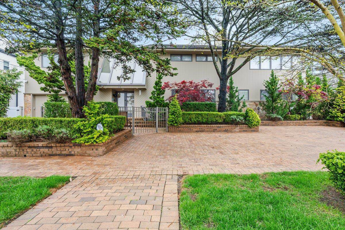 40 Cayuga Avenue - Photo 1
