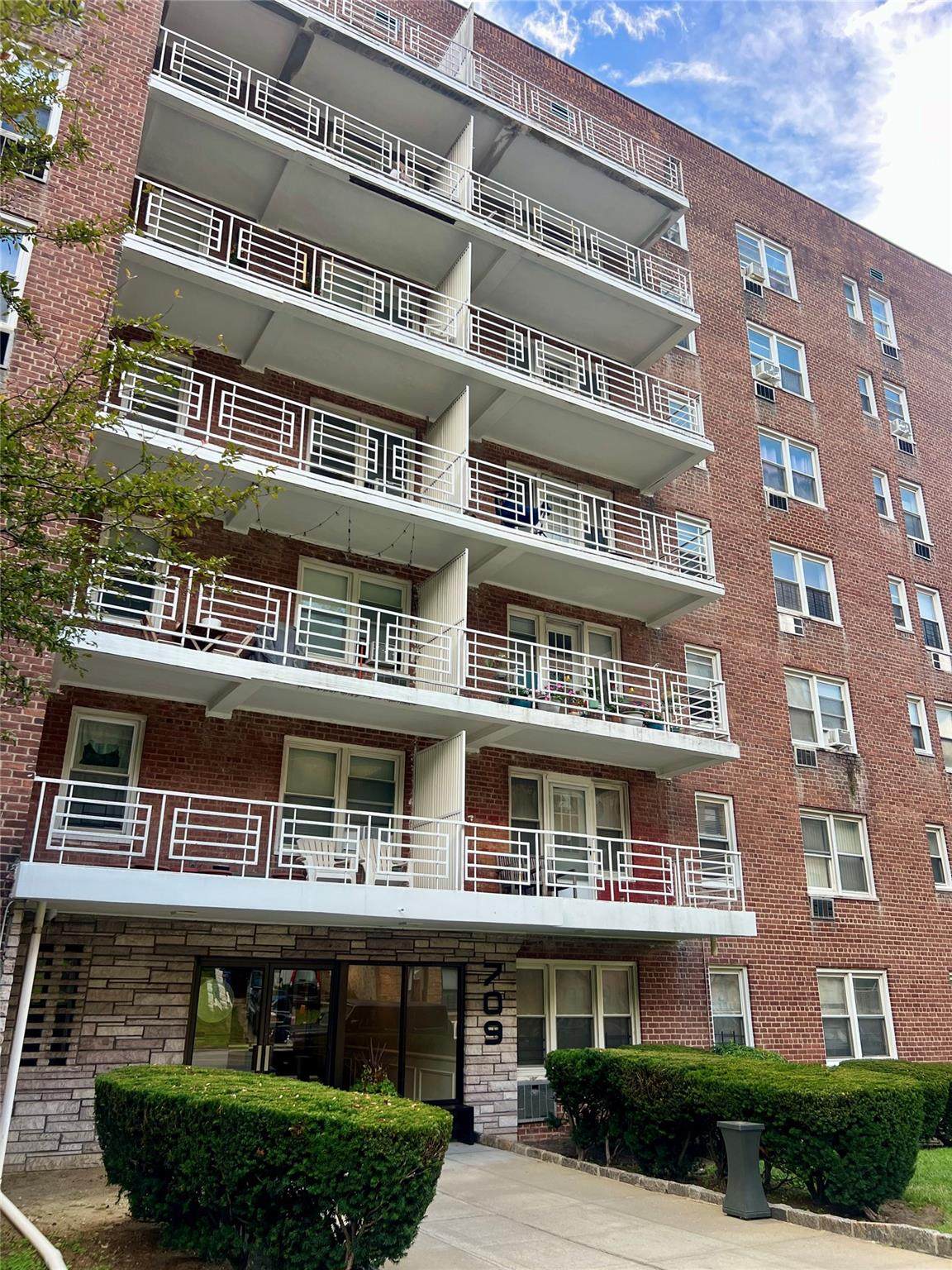 709 Warburton Avenue - Photo 1