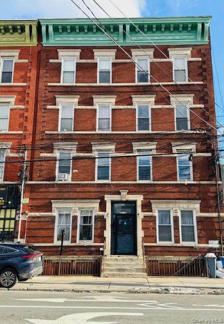 36-05 Vernon Boulevard - Photo 1