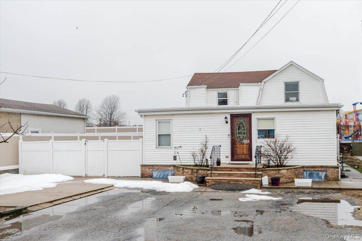 227 Doughty Boulevard - Photo 1