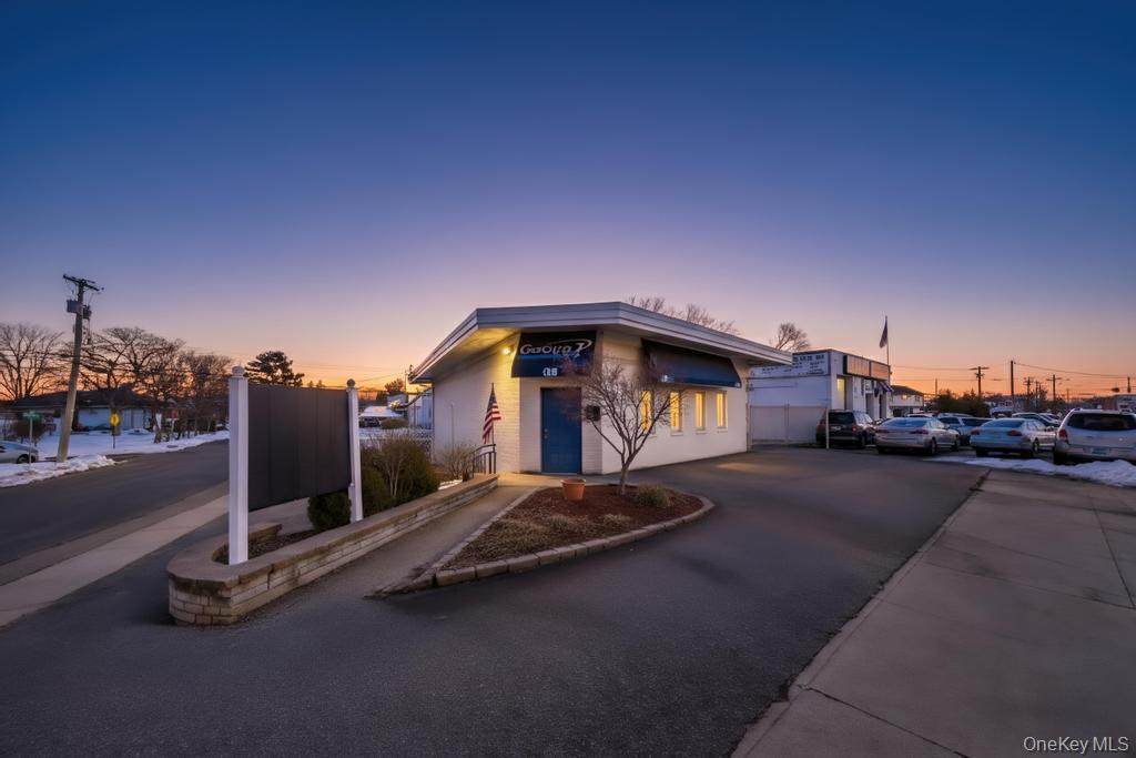 600 Hicksville Road - Photo 1