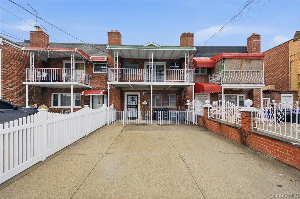 707 Hollywood Avenue - Photo 1
