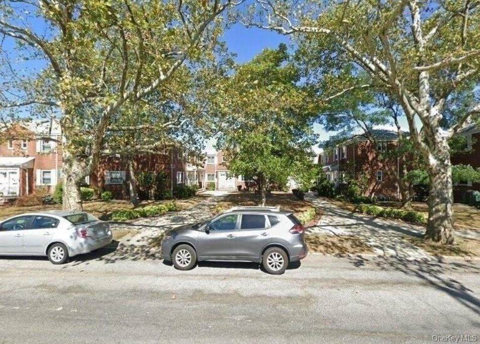 76-37 Commonwealth Boulevard - Photo 1
