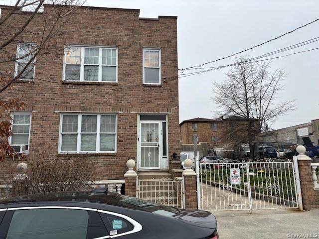 3243 Tenbroeck Avenue - Photo 1