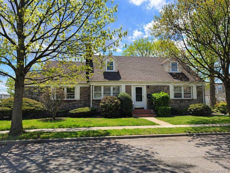 33 Nassau Boulevard - Photo 1